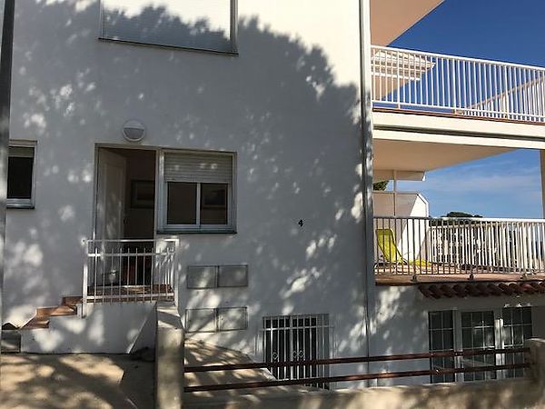 Alquiler de verano de un estudio en la Rovellada con terraza y vistas al mar 