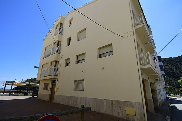 House on the first line of the sea, with three floors with ground floor and garage