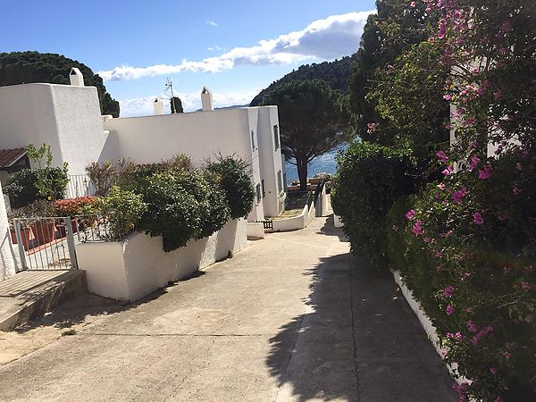 ESPECTACULAR CASA A PRIMERA LÍNIA DE MAR