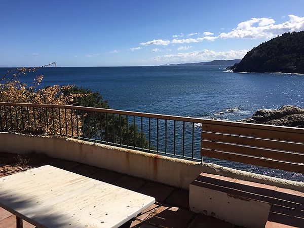 ESPECTACULAR CASA A PRIMERA LÍNIA DE MAR