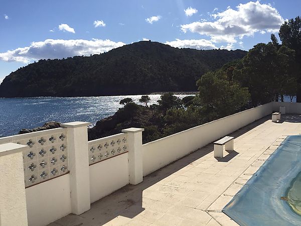 ESPECTACULAR CASA A PRIMERA LÍNIA DE MAR