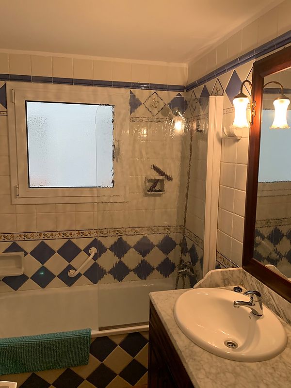Pis de 4 habitacions molt lluminós, molt a prop de la platja