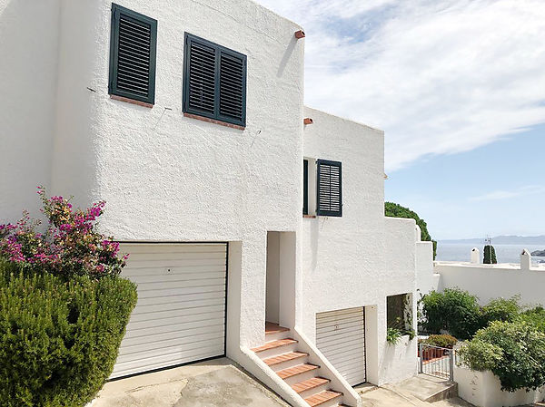 Casa adossada situada al Complex residencial Roca Blanca