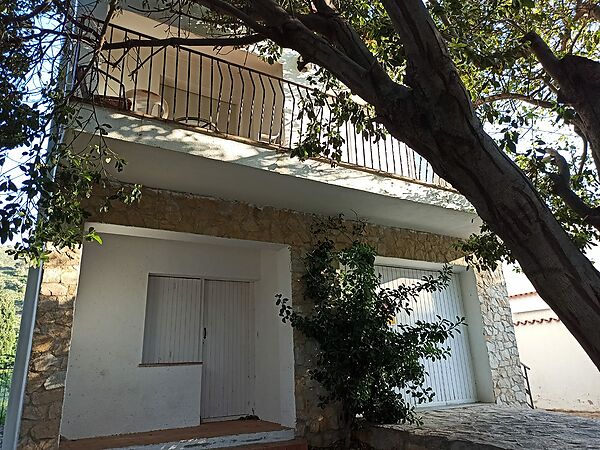 Isolated house 100 meters from the beach, with terraces and many possibilities.